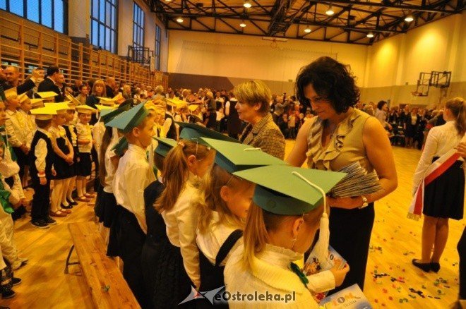 Szkoła Podstawowa nr 10: Pasowanie pierwszoklasistów na uczniów (14.X.2011) - zdjęcie #35 - eOstroleka.pl