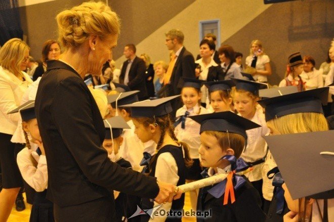 Szkoła Podstawowa nr 10: Pasowanie pierwszoklasistów na uczniów (14.X.2011) - zdjęcie #36 - eOstroleka.pl