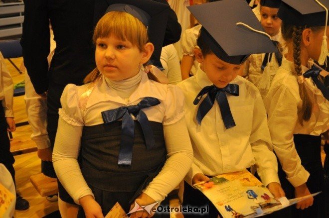 Szkoła Podstawowa nr 10: Pasowanie pierwszoklasistów na uczniów (14.X.2011) - zdjęcie #37 - eOstroleka.pl