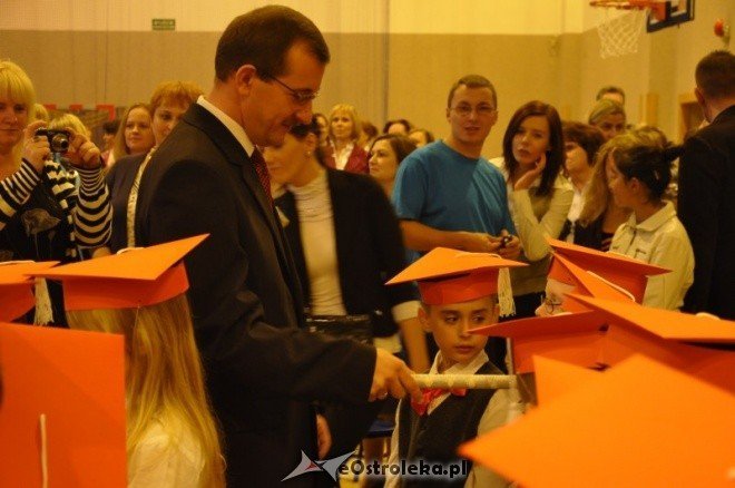 Szkoła Podstawowa nr 10: Pasowanie pierwszoklasistów na uczniów (14.X.2011) - zdjęcie #39 - eOstroleka.pl