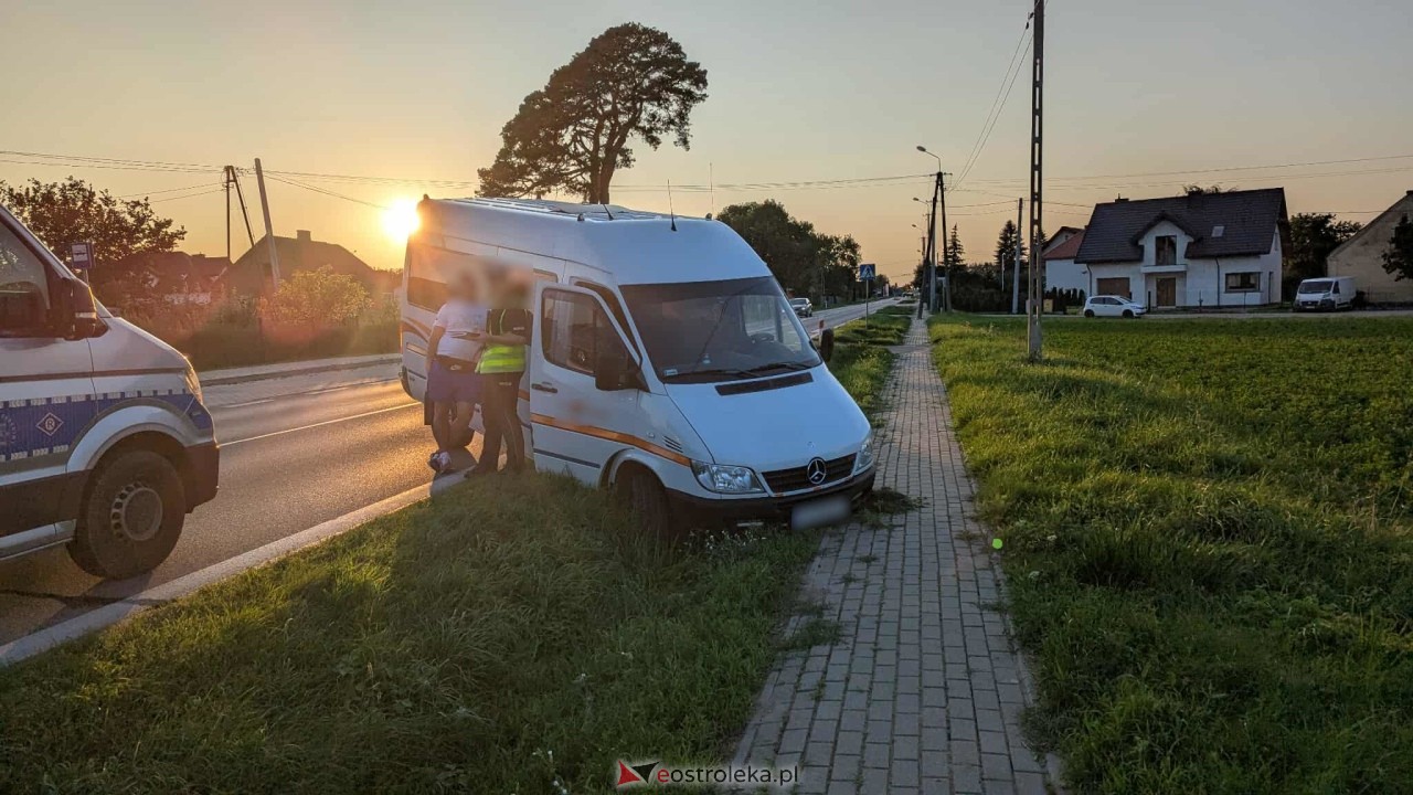 Wypadek busa na trasie Ostrołęka - Czerwin [10.08.2025] - zdjęcie #5 - eOstroleka.pl