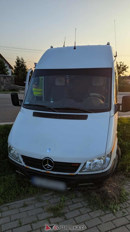 Wypadek busa na trasie Ostrołęka - Czerwin [10.08.2025] - zdjęcie #4 - eOstroleka.pl