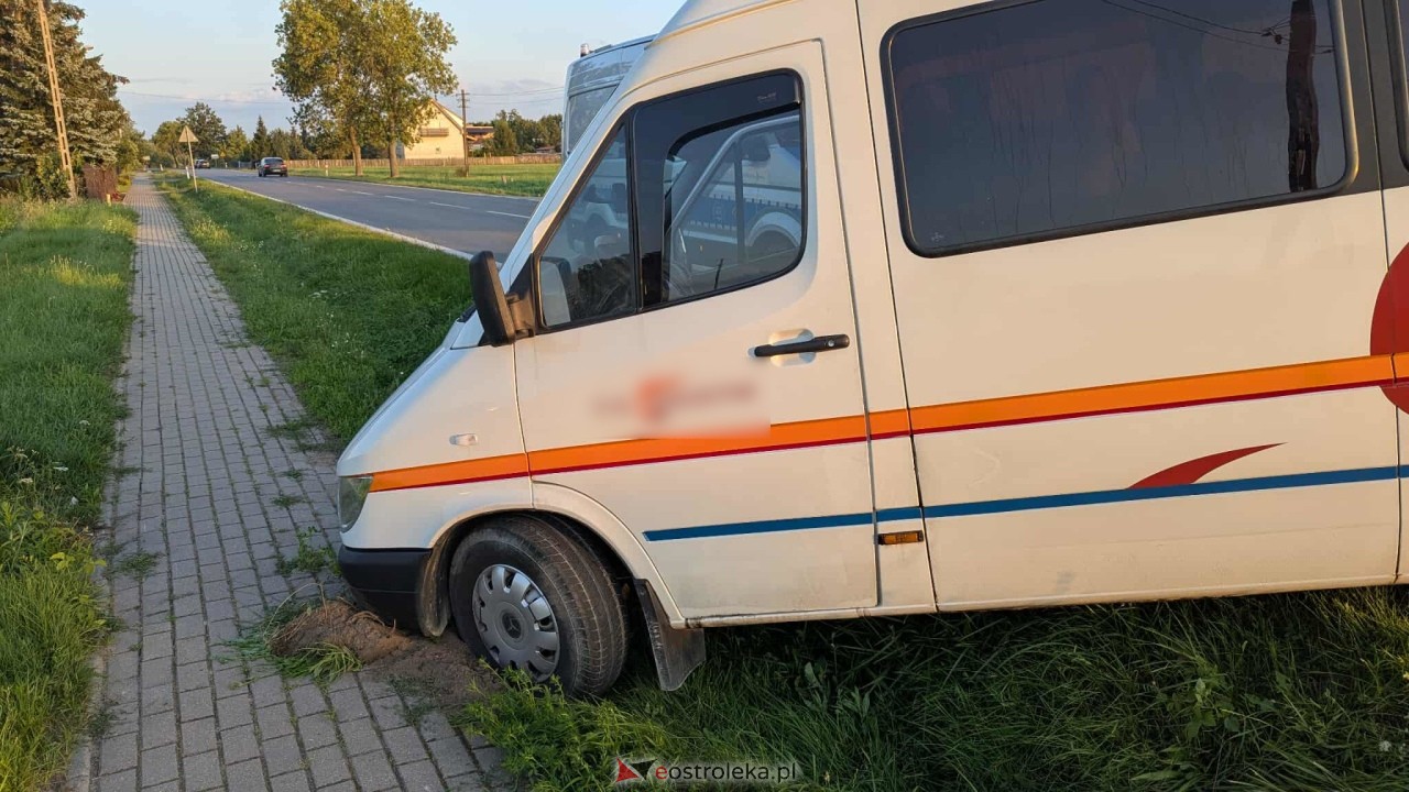 Wypadek busa na trasie Ostrołęka - Czerwin [10.08.2025] - zdjęcie #3 - eOstroleka.pl