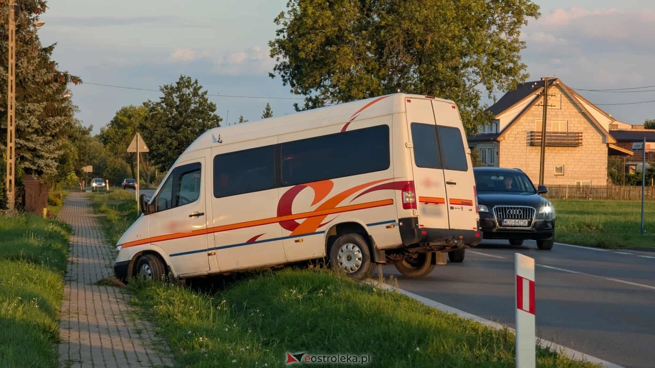 Wypadek busa na trasie Ostrołęka - Czerwin [10.08.2025] - zdjęcie #2 - eOstroleka.pl