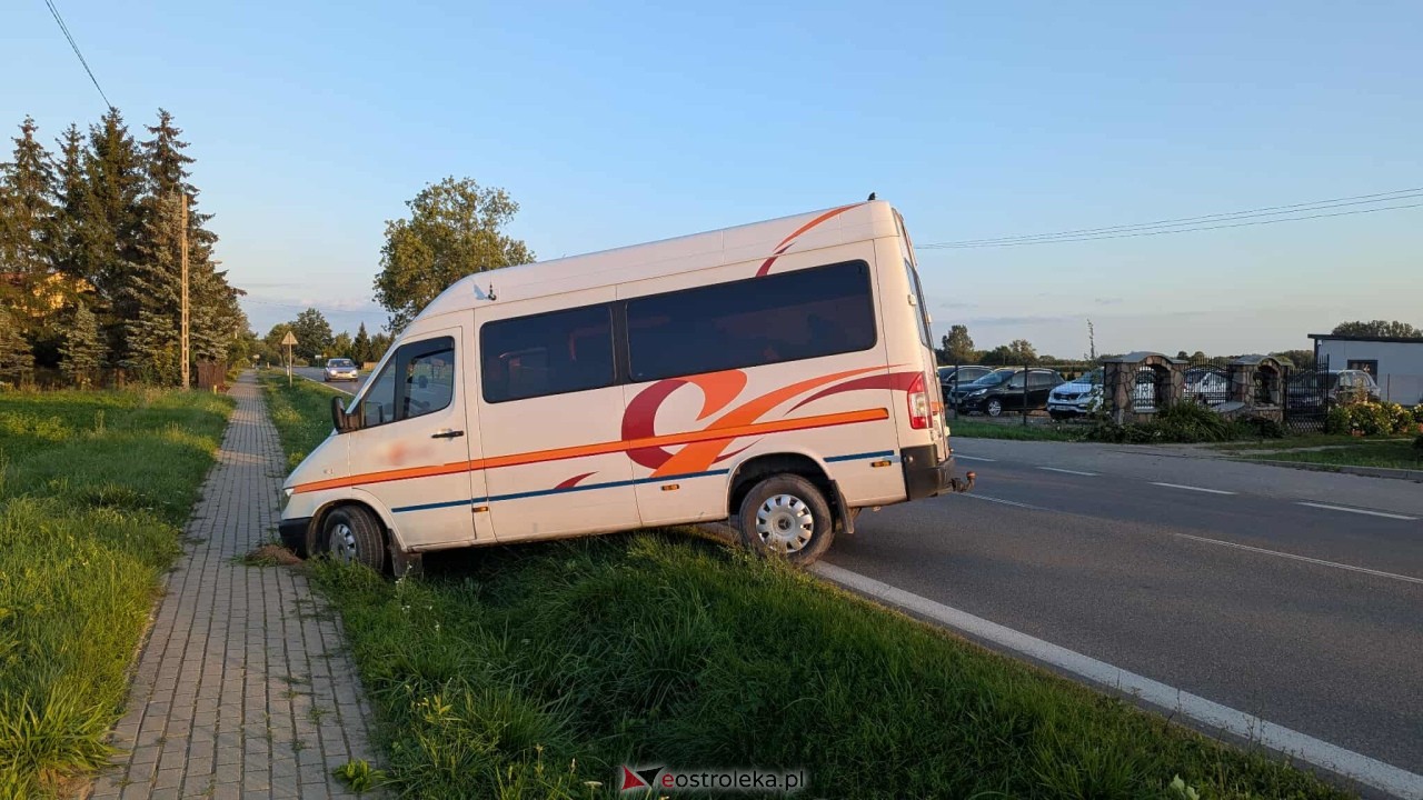 Wypadek busa na trasie Ostrołęka - Czerwin [10.08.2025] - zdjęcie #1 - eOstroleka.pl