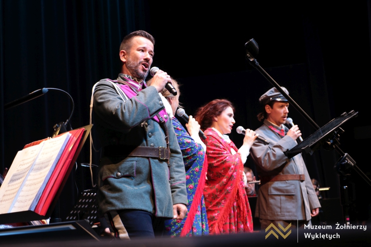 Koncert „Jeszcze nie zginęła…” w MŻW [17.08.2025] - zdjęcie #55 - eOstroleka.pl