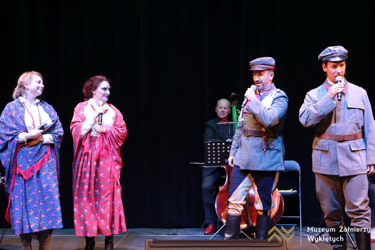 Koncert „Jeszcze nie zginęła…” w MŻW [17.08.2025] - zdjęcie #4 - eOstroleka.pl