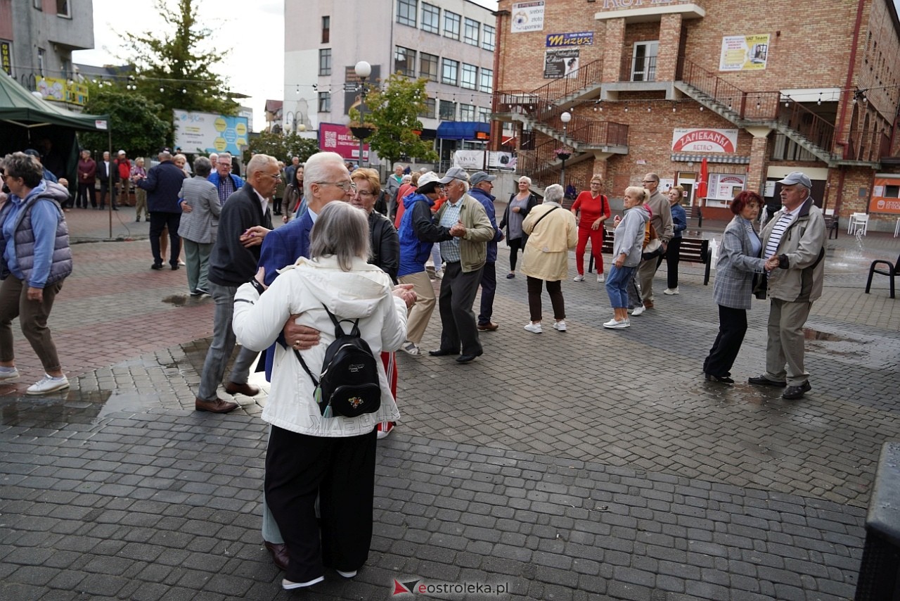 Potańcówka na Placu Wolności w Ostrołęce [24.08.2025] - zdjęcie #103 - eOstroleka.pl