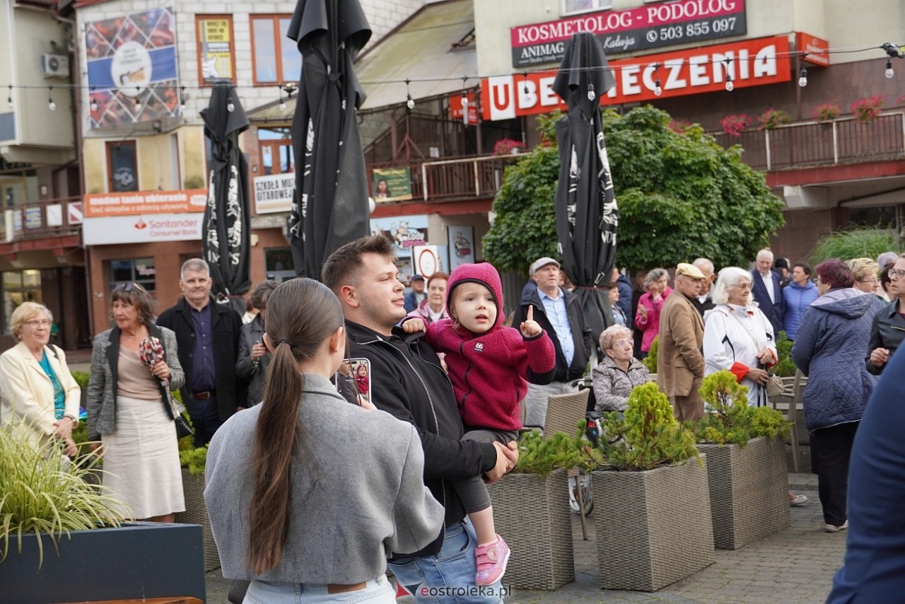 Potańcówka na Placu Wolności w Ostrołęce [24.08.2025] - zdjęcie #100 - eOstroleka.pl