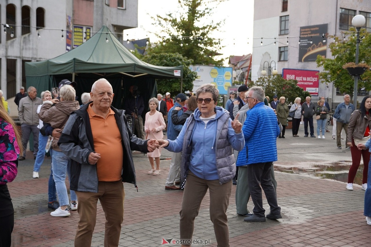 Potańcówka na Placu Wolności w Ostrołęce [24.08.2025] - zdjęcie #98 - eOstroleka.pl