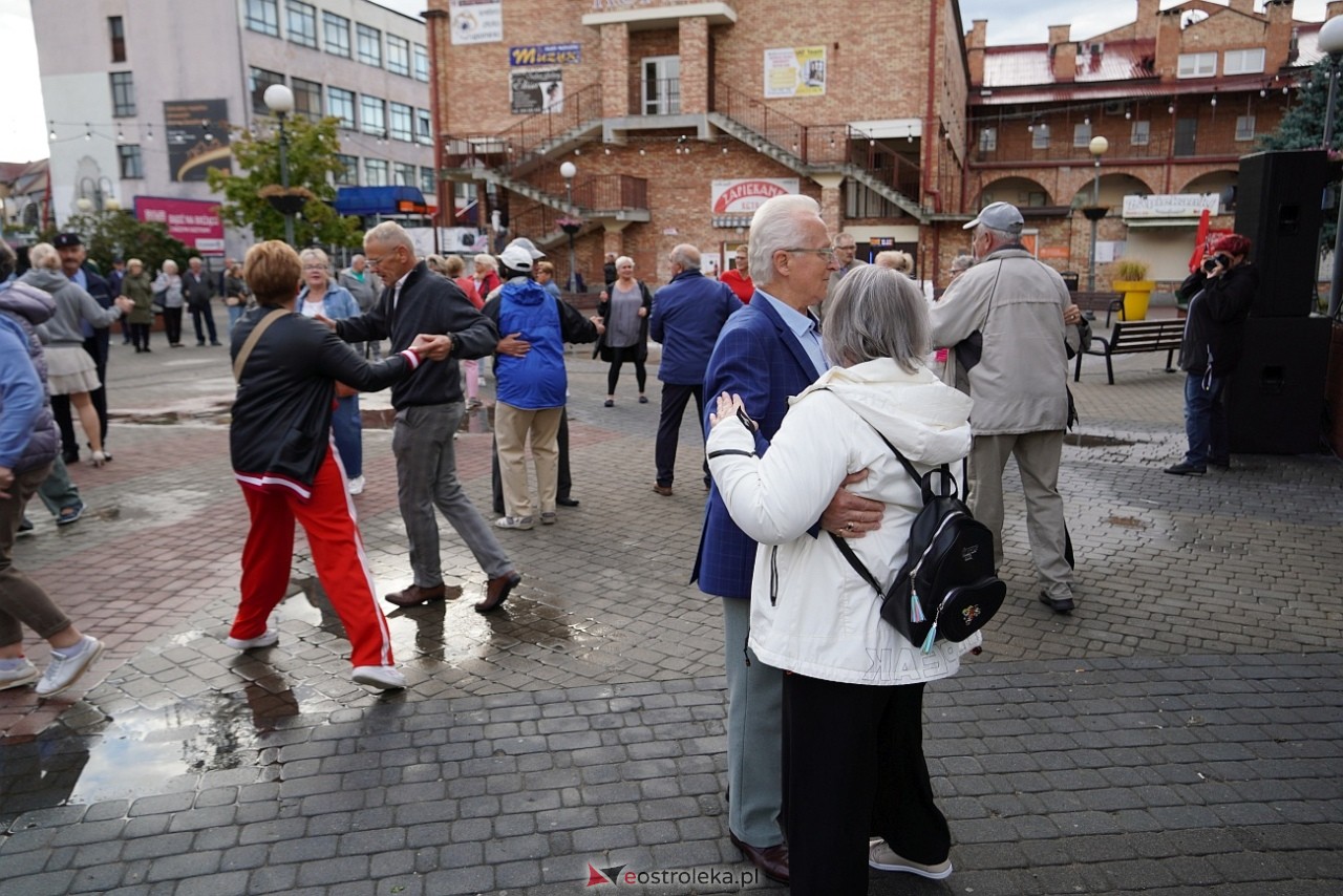 Potańcówka na Placu Wolności w Ostrołęce [24.08.2025] - zdjęcie #97 - eOstroleka.pl