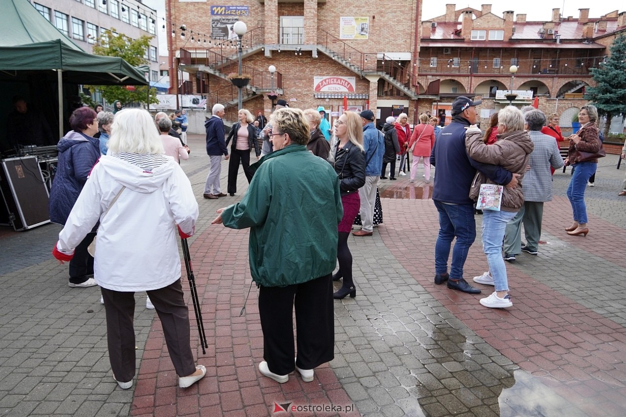 Potańcówka na Placu Wolności w Ostrołęce [24.08.2025] - zdjęcie #95 - eOstroleka.pl