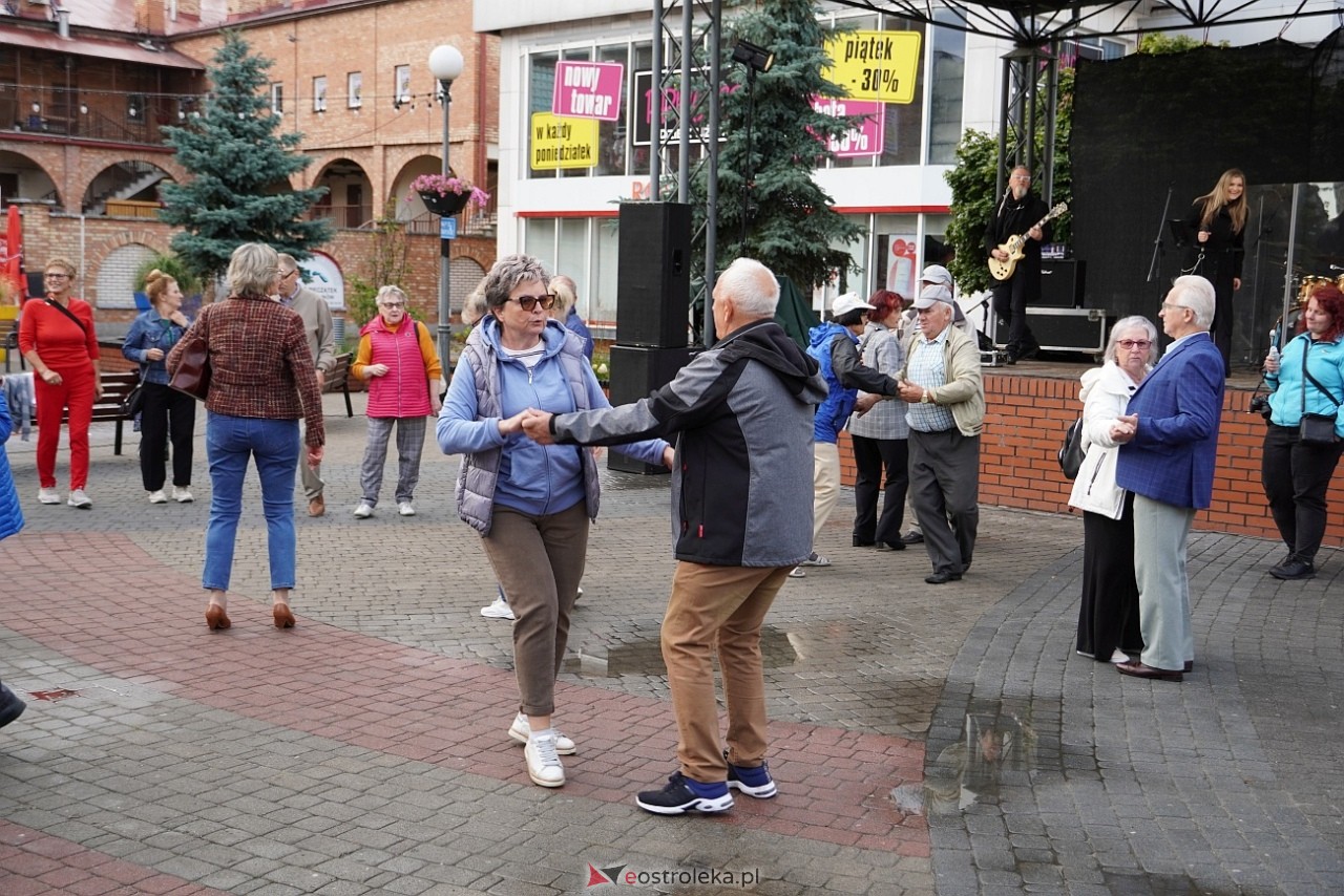 Potańcówka na Placu Wolności w Ostrołęce [24.08.2025] - zdjęcie #91 - eOstroleka.pl