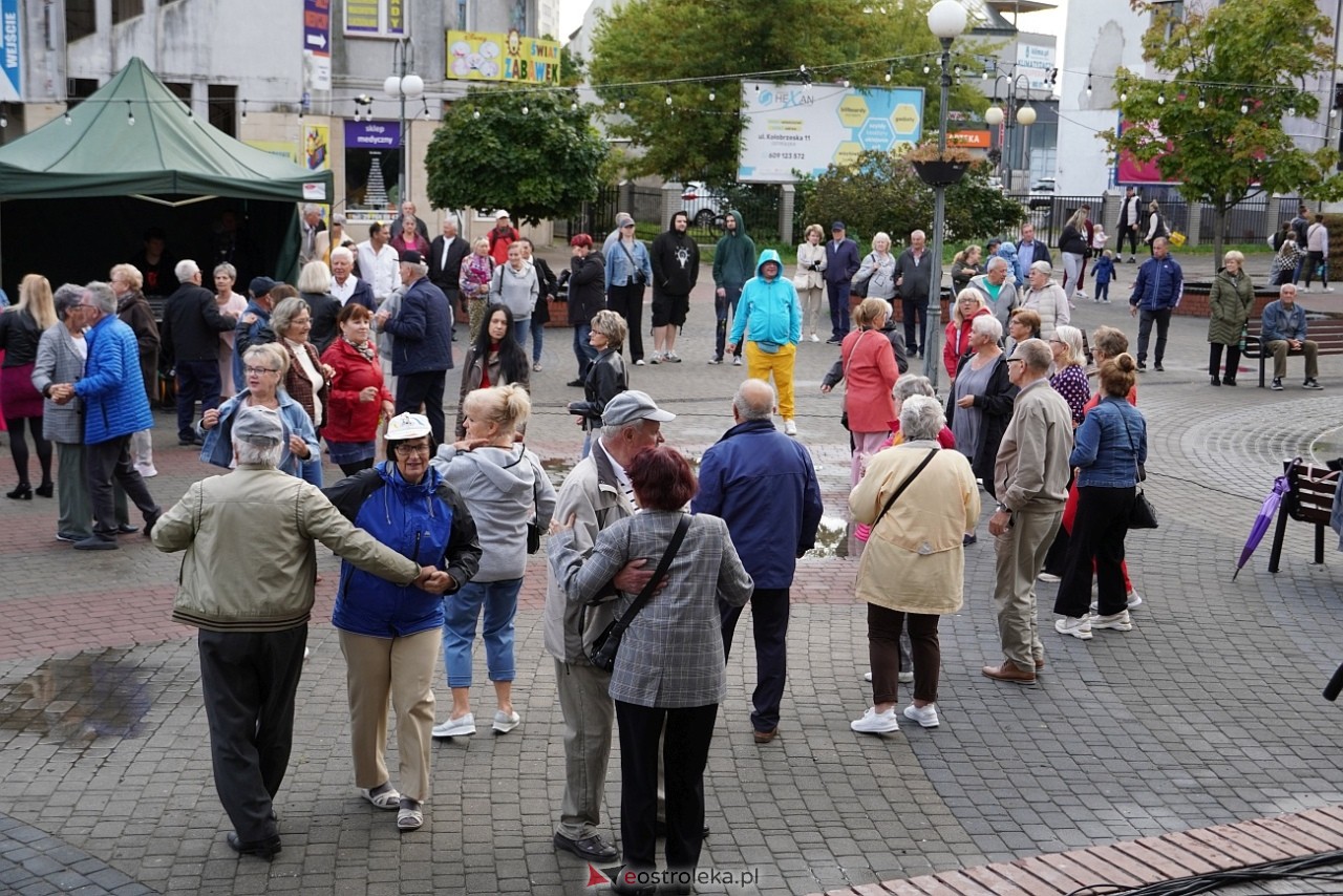 Potańcówka na Placu Wolności w Ostrołęce [24.08.2025] - zdjęcie #89 - eOstroleka.pl