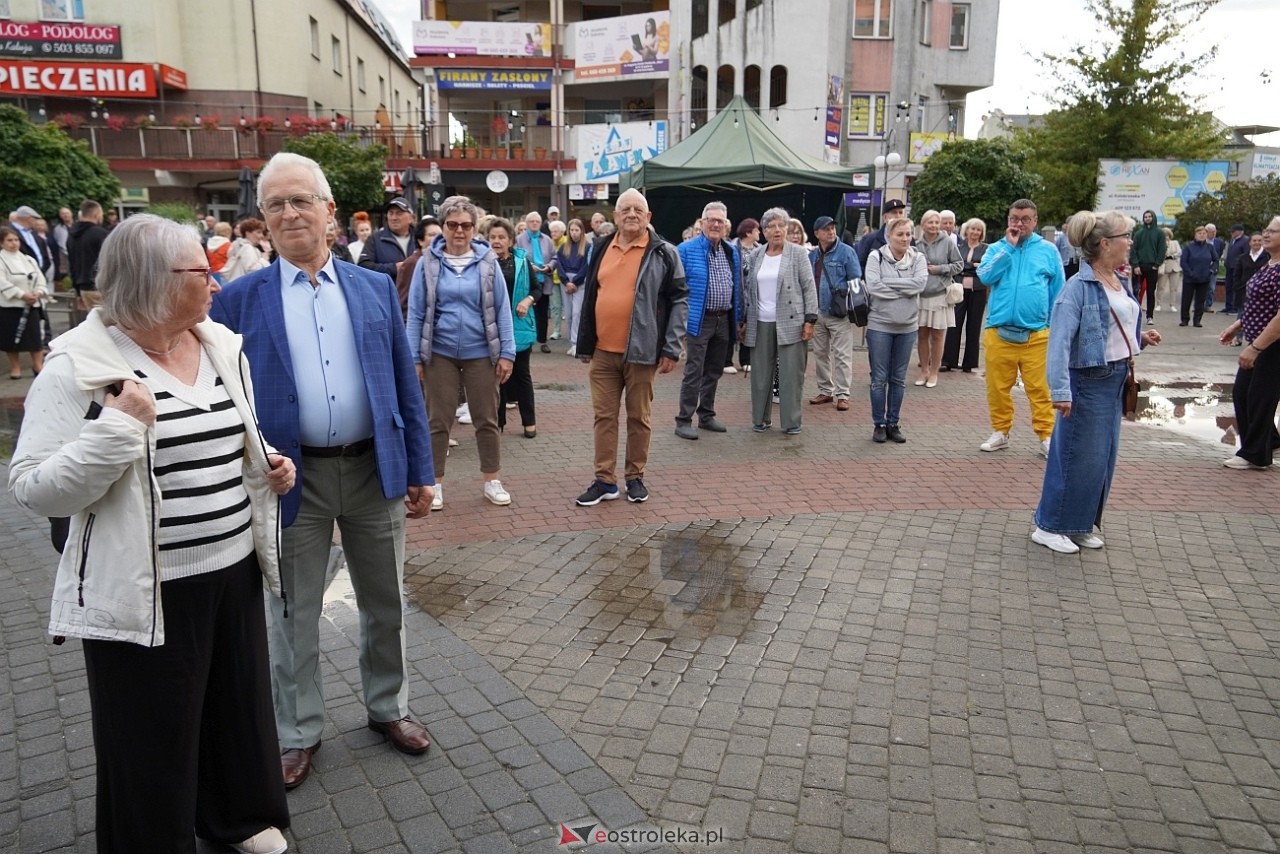 Potańcówka na Placu Wolności w Ostrołęce [24.08.2025] - zdjęcie #70 - eOstroleka.pl