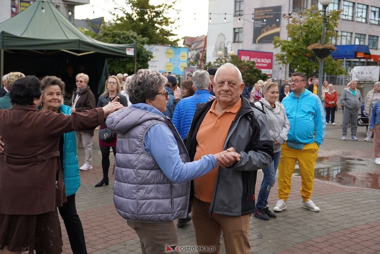 Potańcówka na Placu Wolności w Ostrołęce [24.08.2025] - zdjęcie #67 - eOstroleka.pl