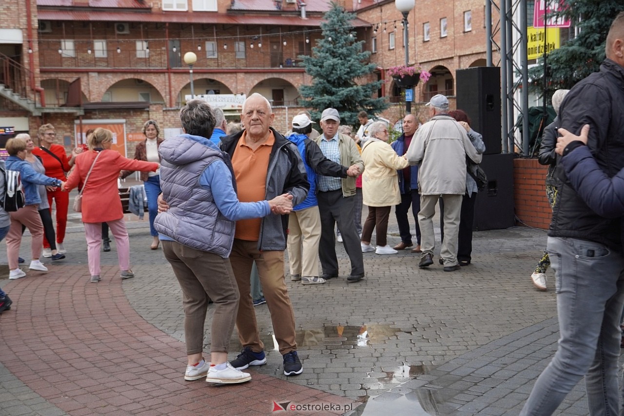 Potańcówka na Placu Wolności w Ostrołęce [24.08.2025] - zdjęcie #56 - eOstroleka.pl