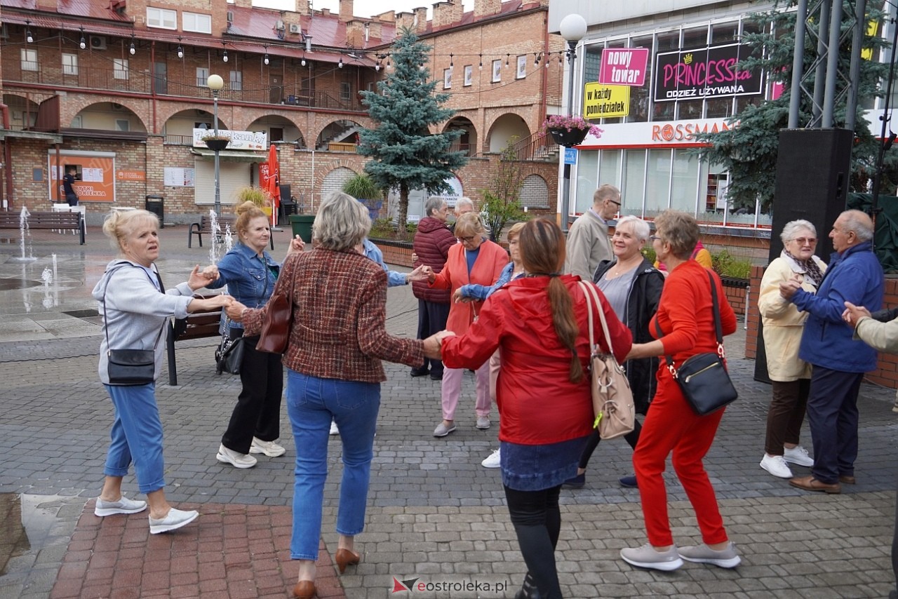 Potańcówka na Placu Wolności w Ostrołęce [24.08.2025] - zdjęcie #53 - eOstroleka.pl