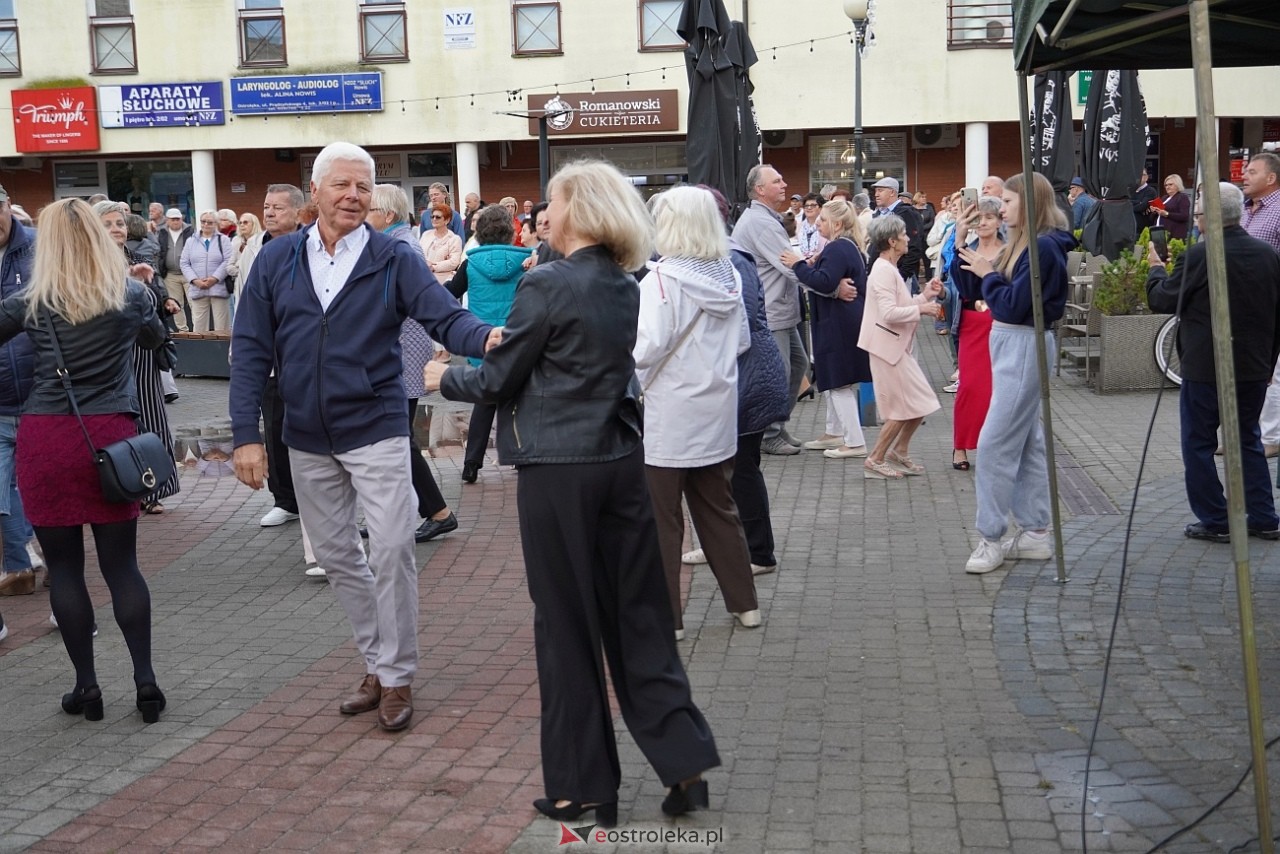 Potańcówka na Placu Wolności w Ostrołęce [24.08.2025] - zdjęcie #38 - eOstroleka.pl