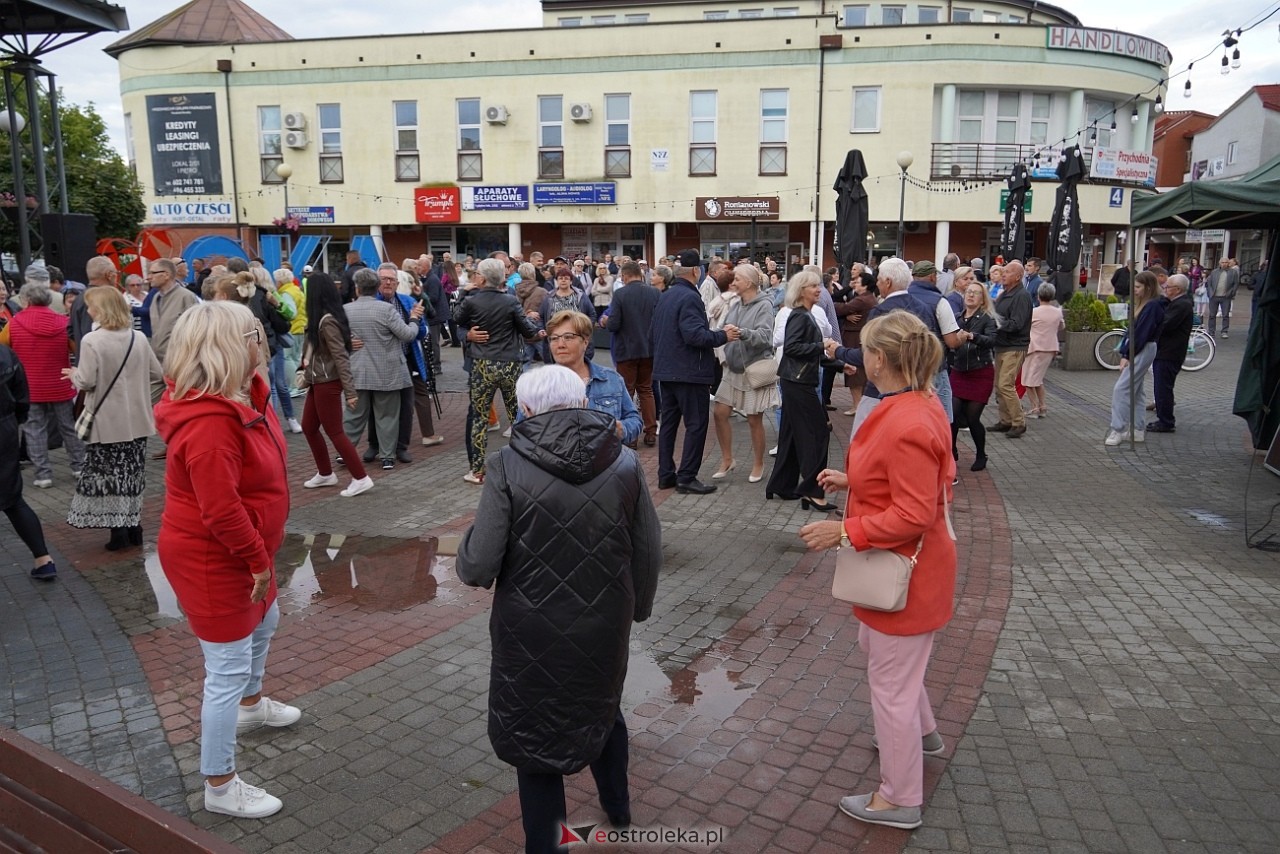 Potańcówka na Placu Wolności w Ostrołęce [24.08.2025] - zdjęcie #32 - eOstroleka.pl