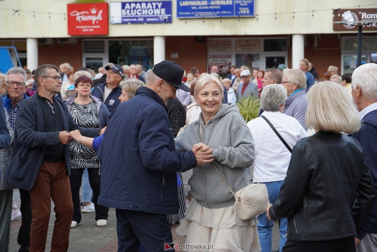 Potańcówka na Placu Wolności w Ostrołęce [24.08.2025] - zdjęcie #31 - eOstroleka.pl