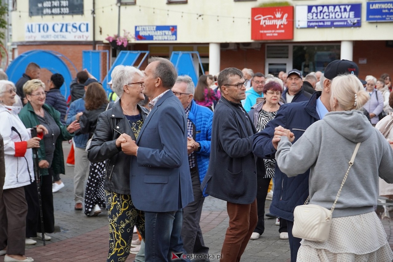 Potańcówka na Placu Wolności w Ostrołęce [24.08.2025] - zdjęcie #30 - eOstroleka.pl