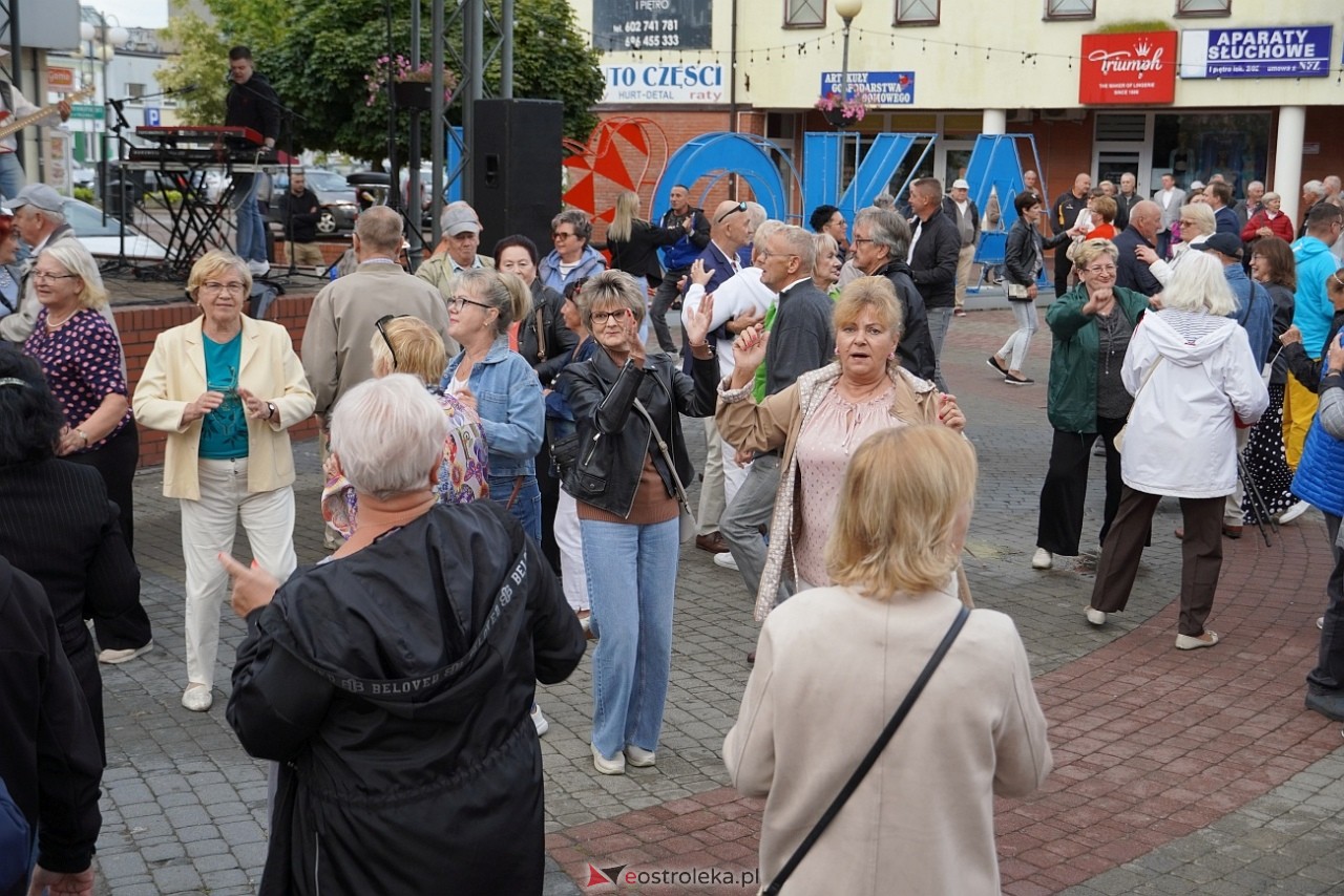 Potańcówka na Placu Wolności w Ostrołęce [24.08.2025] - zdjęcie #26 - eOstroleka.pl