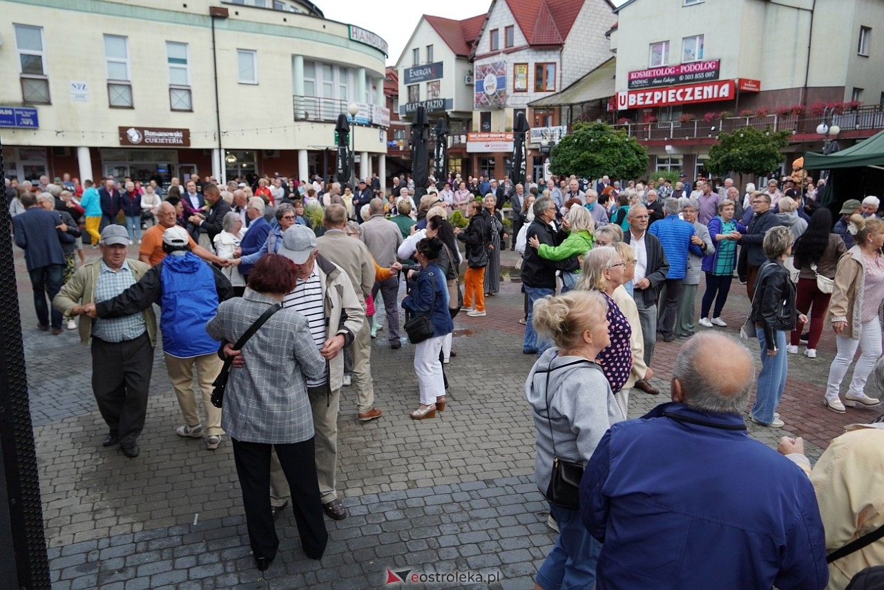 Potańcówka na Placu Wolności w Ostrołęce [24.08.2025] - zdjęcie #24 - eOstroleka.pl