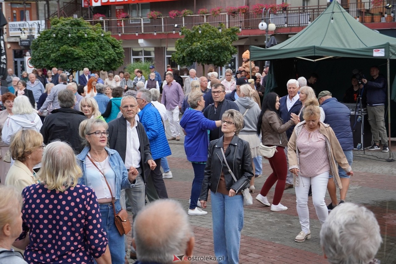 Potańcówka na Placu Wolności w Ostrołęce [24.08.2025] - zdjęcie #23 - eOstroleka.pl