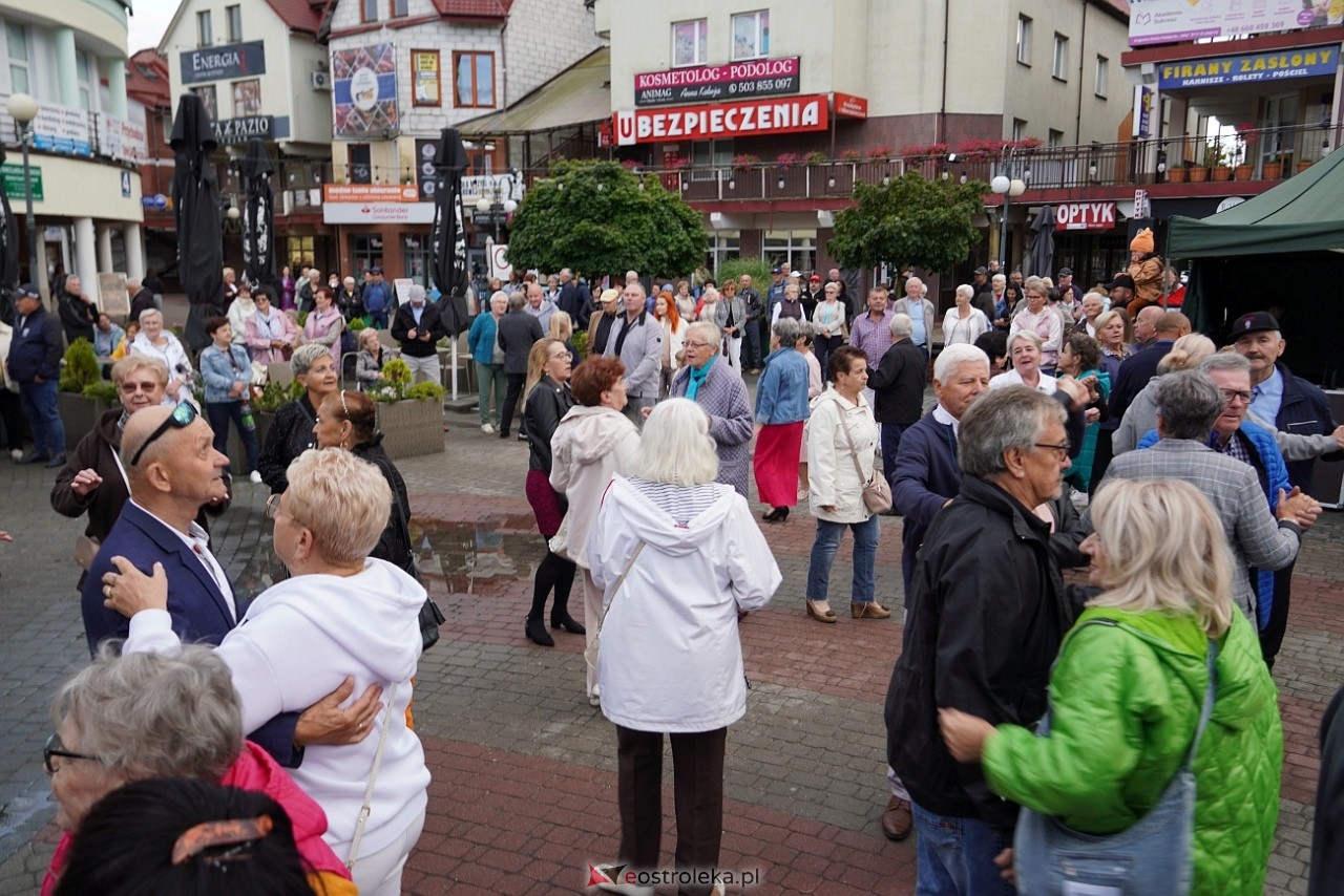 Potańcówka na Placu Wolności w Ostrołęce [24.08.2025] - zdjęcie #19 - eOstroleka.pl