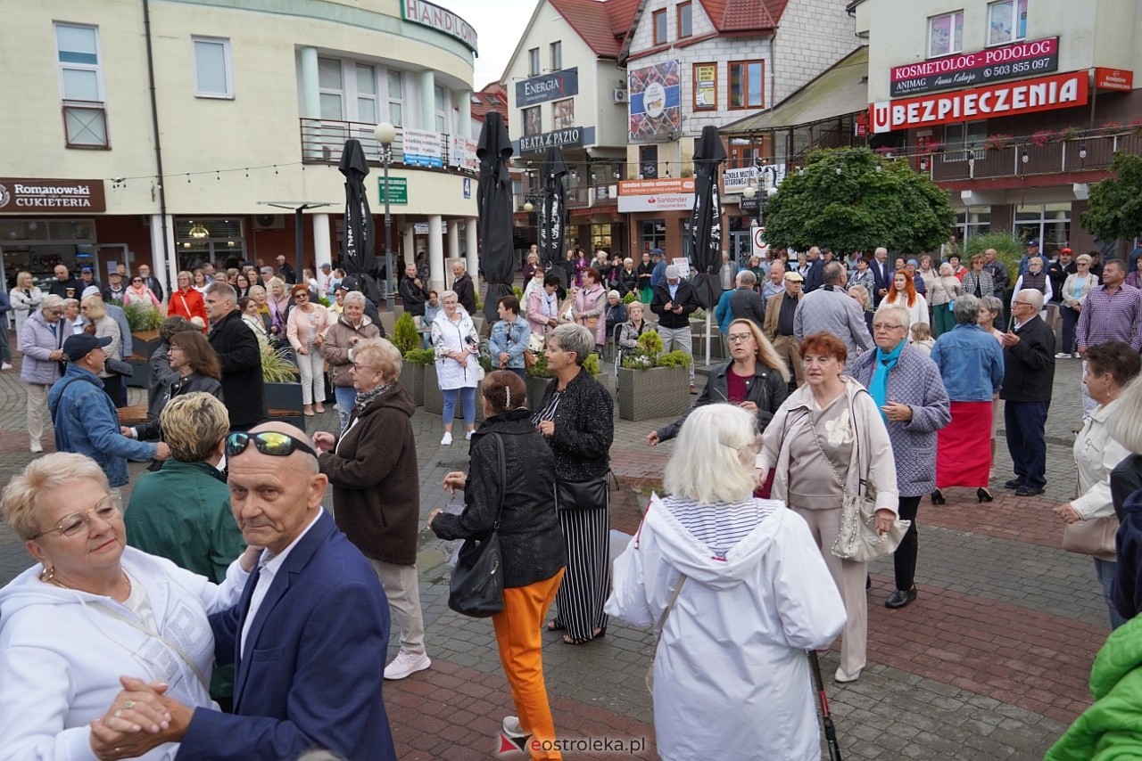 Potańcówka na Placu Wolności w Ostrołęce [24.08.2025] - zdjęcie #17 - eOstroleka.pl