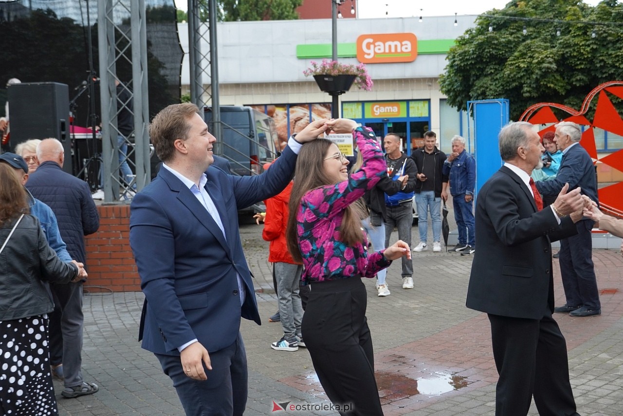Potańcówka na Placu Wolności w Ostrołęce [24.08.2025] - zdjęcie #14 - eOstroleka.pl