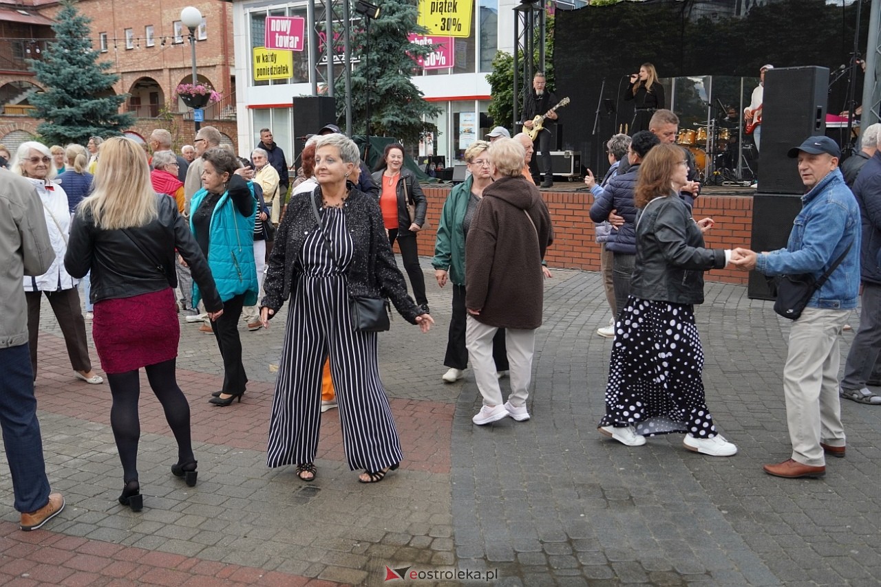 Potańcówka na Placu Wolności w Ostrołęce [24.08.2025] - zdjęcie #13 - eOstroleka.pl