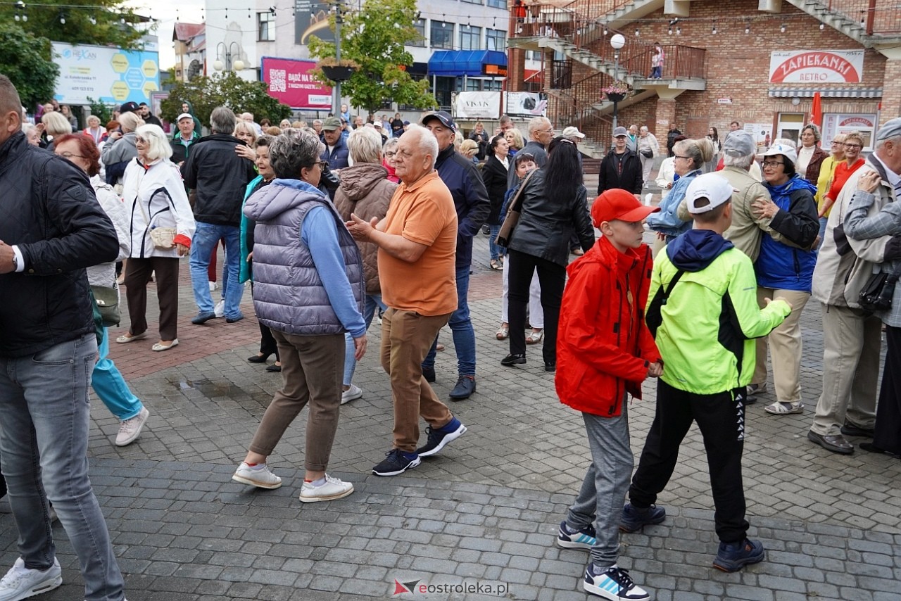 Potańcówka na Placu Wolności w Ostrołęce [24.08.2025] - zdjęcie #7 - eOstroleka.pl