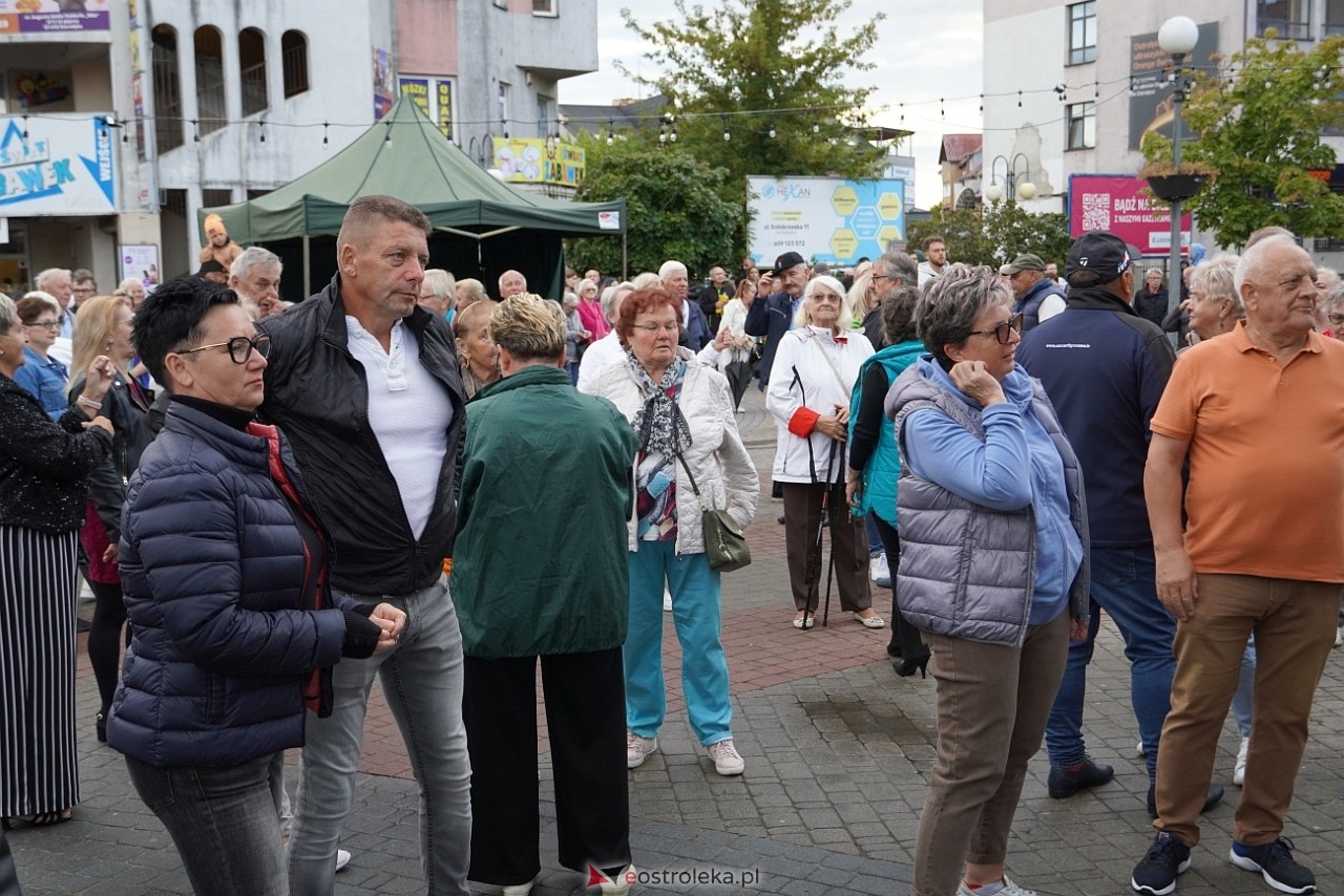 Potańcówka na Placu Wolności w Ostrołęce [24.08.2025] - zdjęcie #6 - eOstroleka.pl
