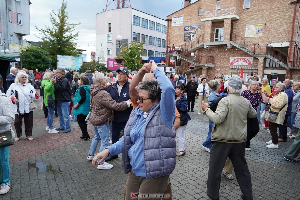 Potańcówka na Placu Wolności w Ostrołęce [24.08.2025] - zdjęcie #4 - eOstroleka.pl