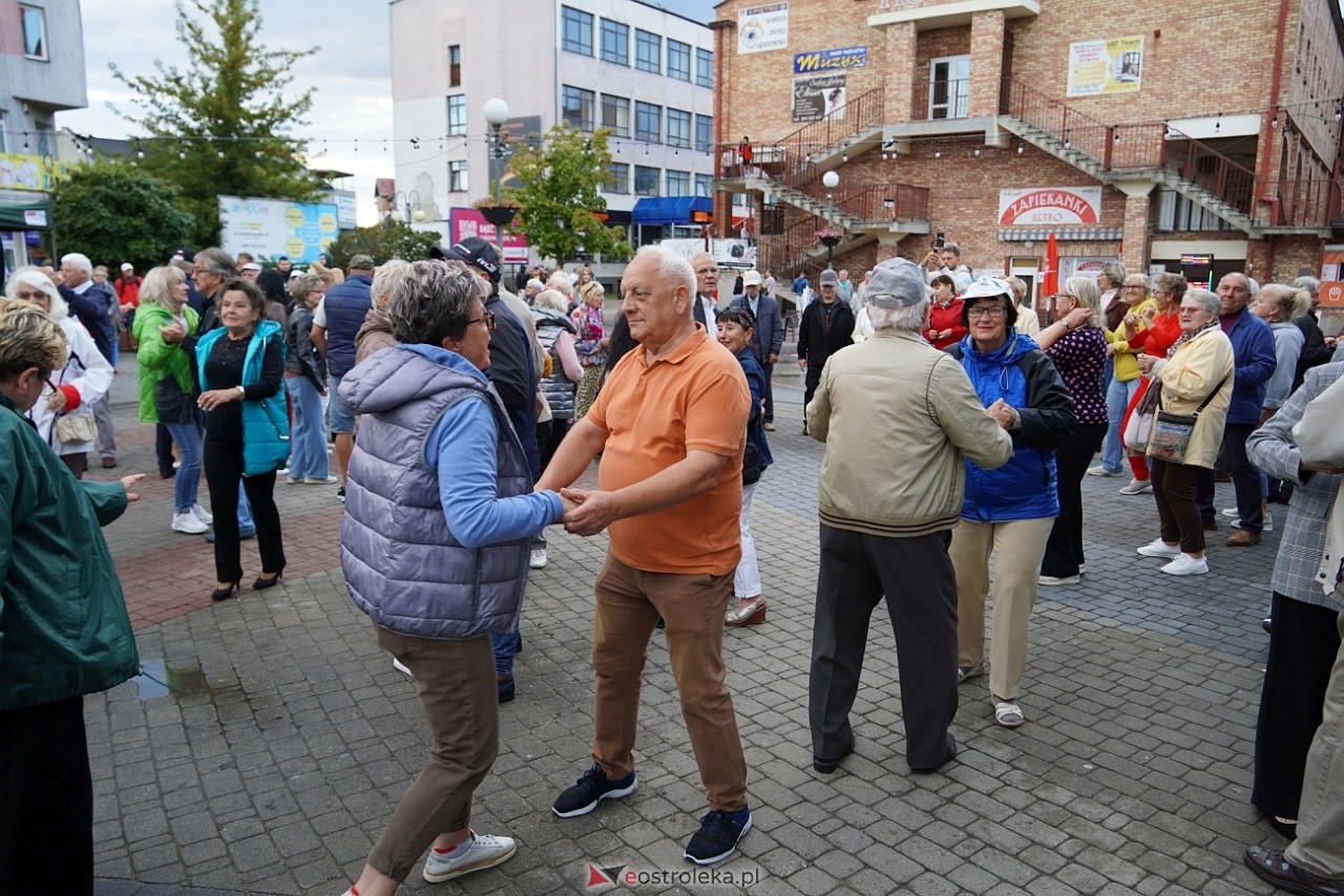 Potańcówka na Placu Wolności w Ostrołęce [24.08.2025] - zdjęcie #3 - eOstroleka.pl