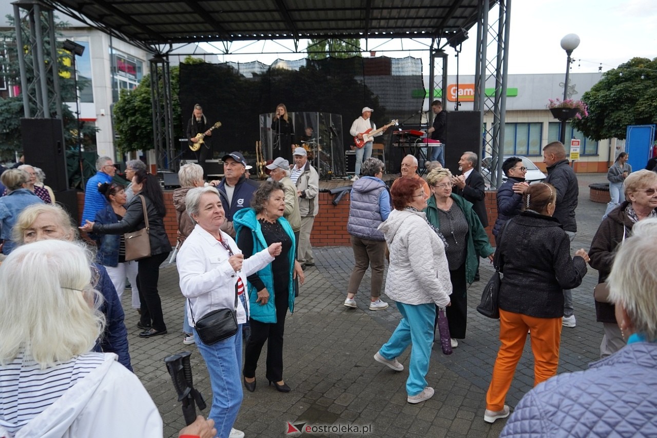 Potańcówka na Placu Wolności w Ostrołęce [24.08.2025] - zdjęcie #2 - eOstroleka.pl