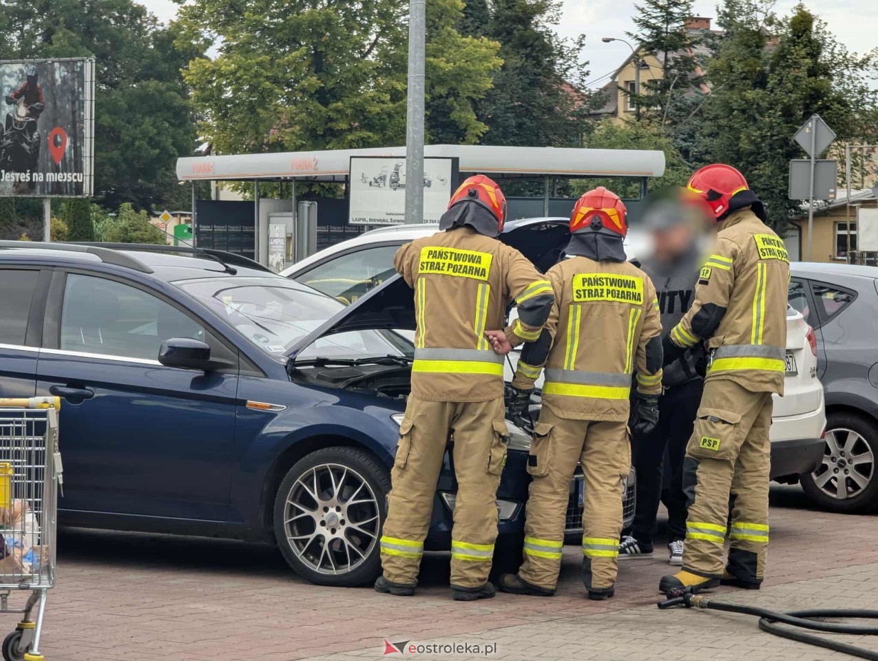 Pożar samochodu na parkingu przy Słowackiego [27.08.2025] - zdjęcie #6 - eOstroleka.pl