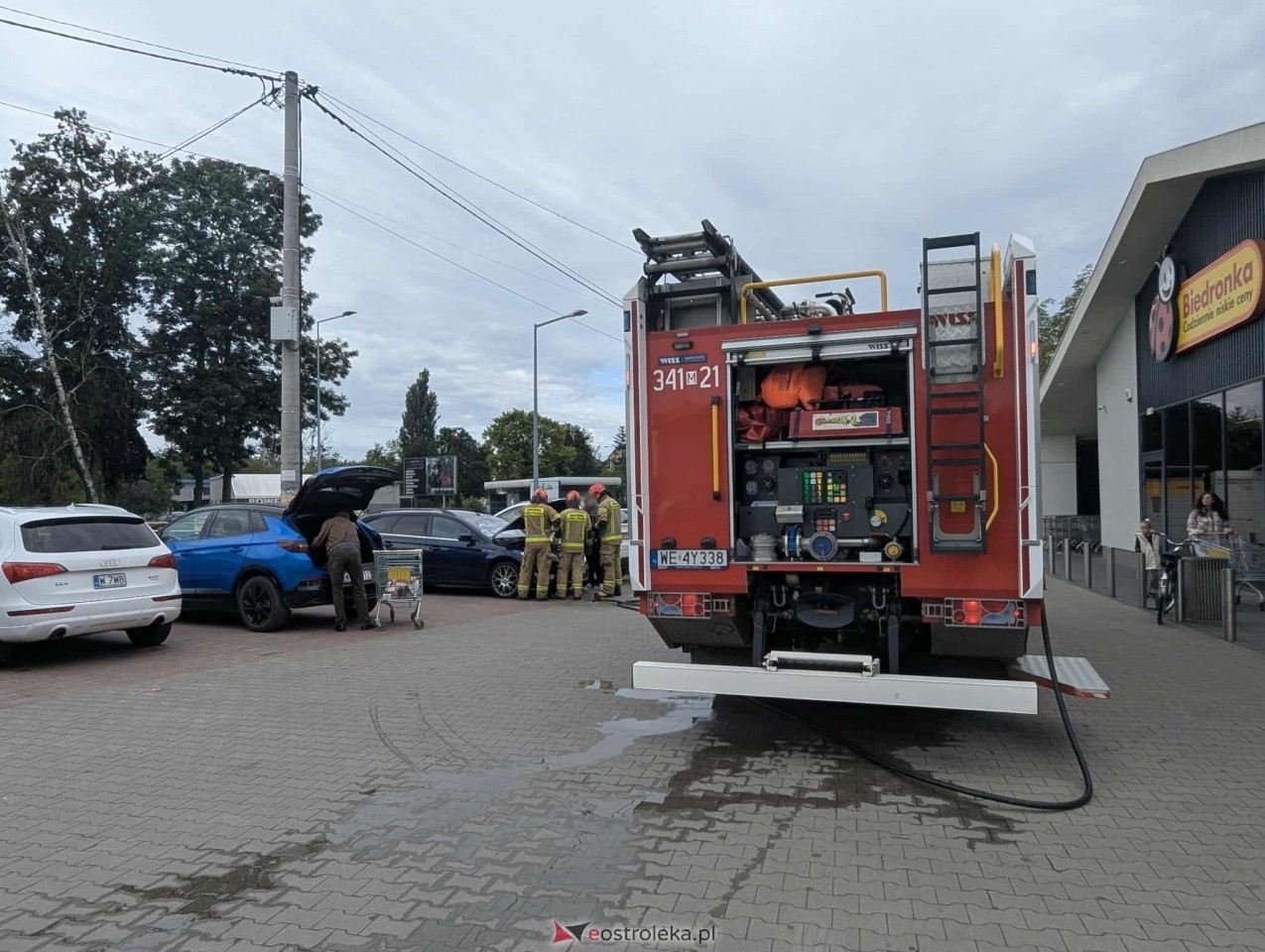Pożar samochodu na parkingu przy Słowackiego [27.08.2025] - zdjęcie #5 - eOstroleka.pl