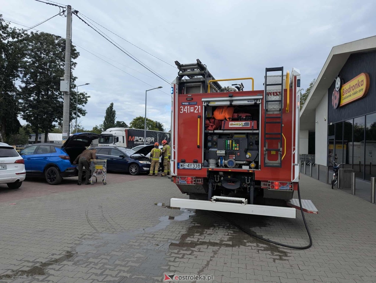 Pożar samochodu na parkingu przy Słowackiego [27.08.2025] - zdjęcie #4 - eOstroleka.pl