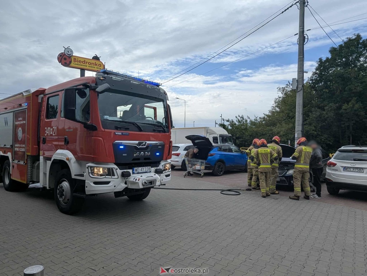 Pożar samochodu na parkingu przy Słowackiego [27.08.2025] - zdjęcie #3 - eOstroleka.pl