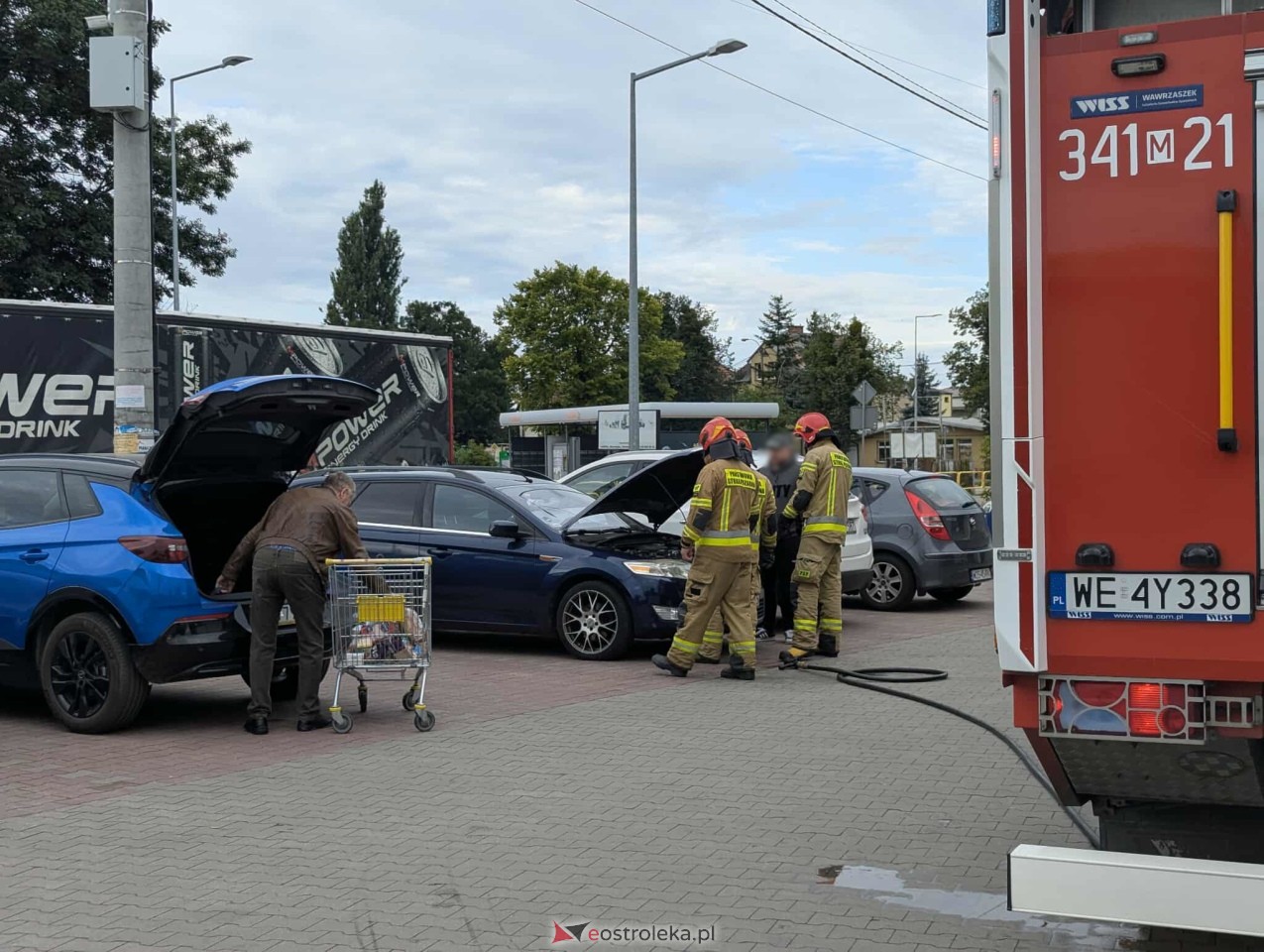 Pożar samochodu na parkingu przy Słowackiego [27.08.2025] - zdjęcie #2 - eOstroleka.pl