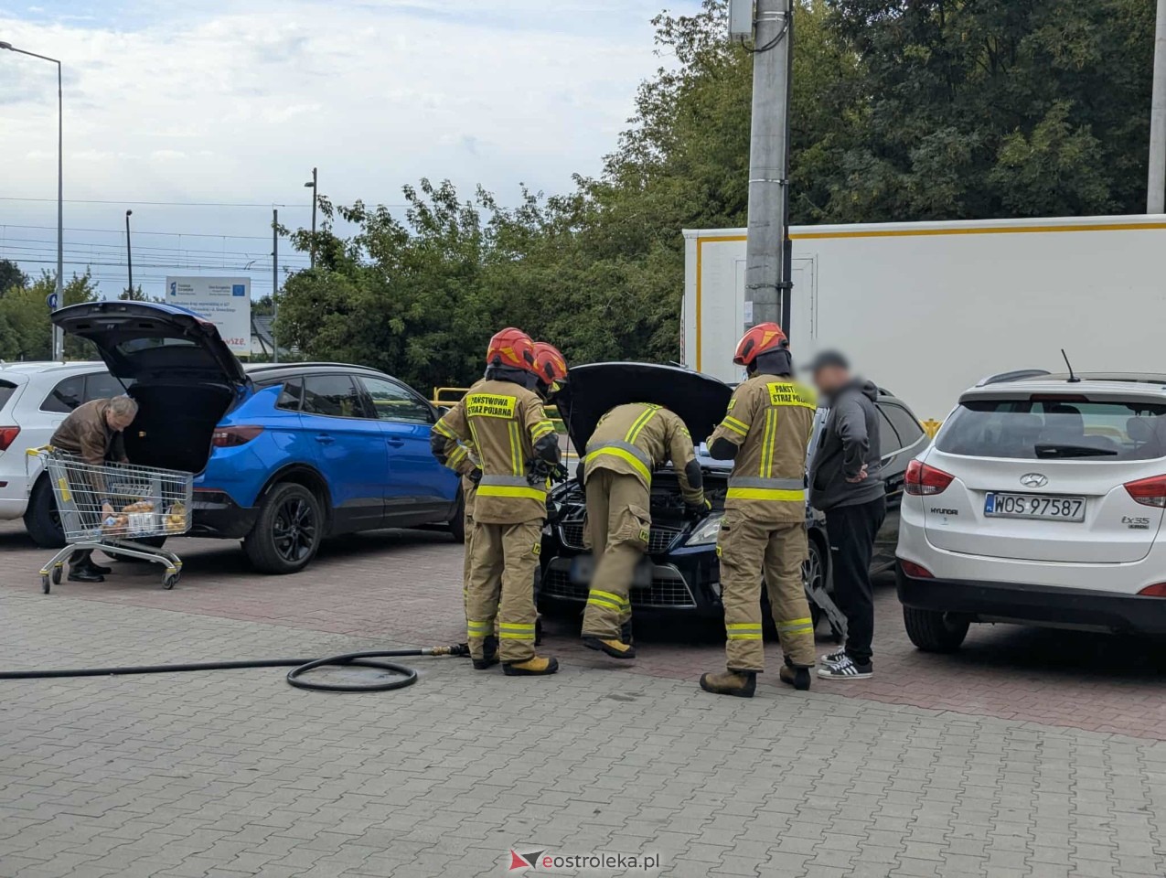 Pożar samochodu na parkingu przy Słowackiego [27.08.2025] - zdjęcie #1 - eOstroleka.pl