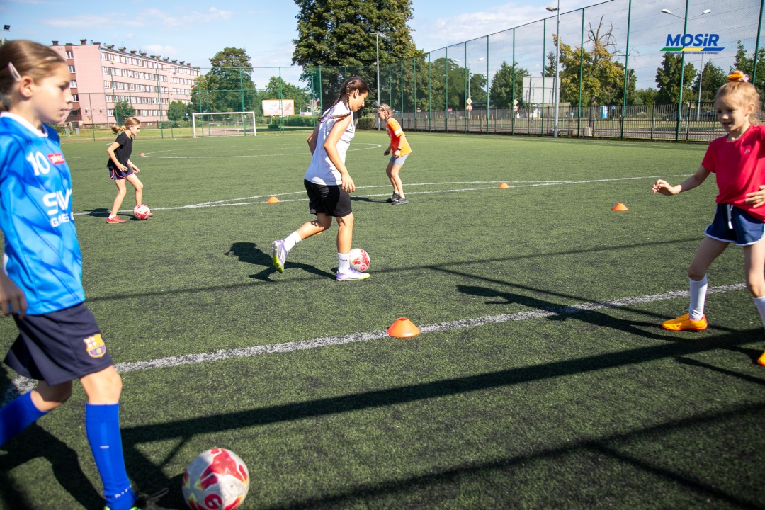 Wakacyjne treningi piłki ręcznej dziewcząt - fot. MOSIR Ostrołęka - zdjęcie #26 - eOstroleka.pl