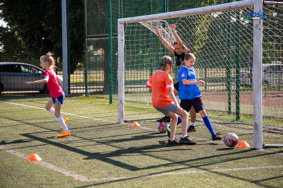 Wakacyjne treningi piłki ręcznej dziewcząt - fot. MOSIR Ostrołęka - zdjęcie #25 - eOstroleka.pl
