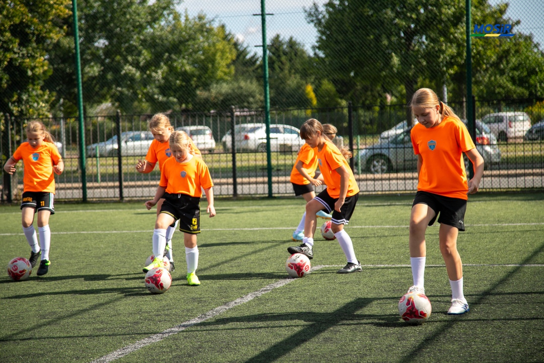 Wakacyjne treningi piłki ręcznej dziewcząt - fot. MOSIR Ostrołęka - zdjęcie #9 - eOstroleka.pl