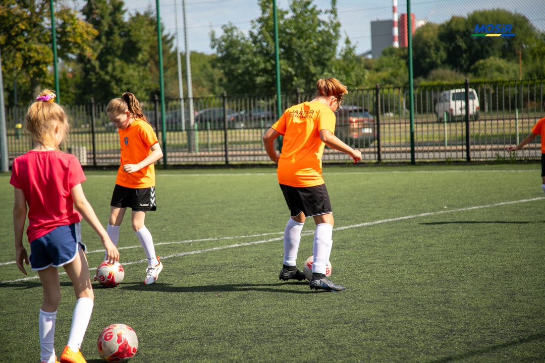 Wakacyjne treningi piłki ręcznej dziewcząt - fot. MOSIR Ostrołęka - zdjęcie #7 - eOstroleka.pl