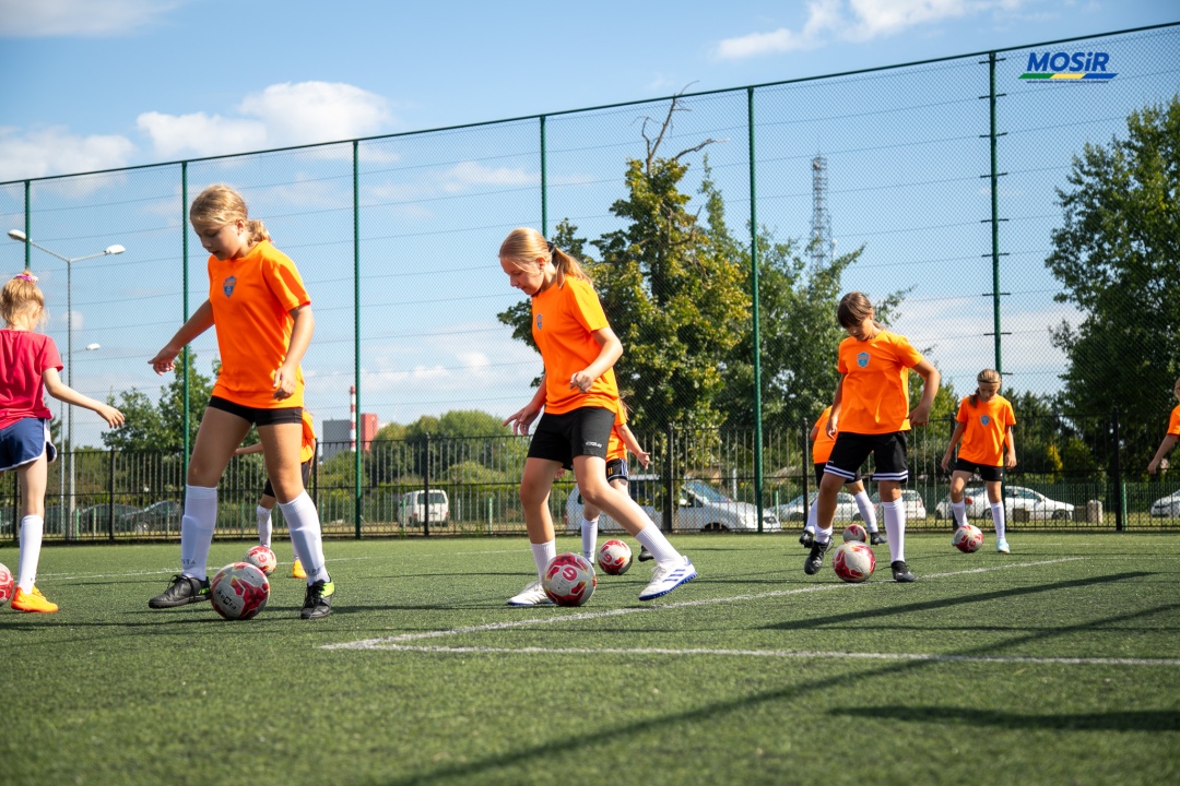 Wakacyjne treningi piłki ręcznej dziewcząt - fot. MOSIR Ostrołęka - zdjęcie #6 - eOstroleka.pl
