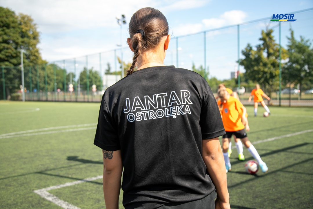 Wakacyjne treningi piłki ręcznej dziewcząt - fot. MOSIR Ostrołęka - zdjęcie #4 - eOstroleka.pl